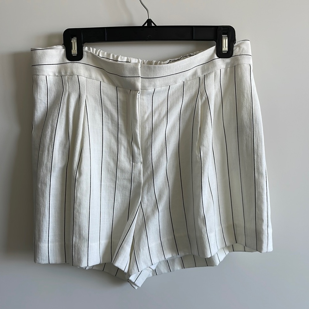 Vince Camuto size 8 linen pinstripe shorts never worn